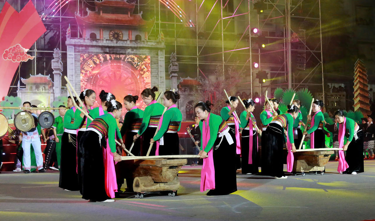 Với quy mô hơn 1.500 nghệ nhân, nghệ sĩ và diễn viên quần chúng, chương trình tái hiện sinh động không gian văn hóa thời đại Hùng Vương.&nbsp;Ảnh: Ngọc Phúc