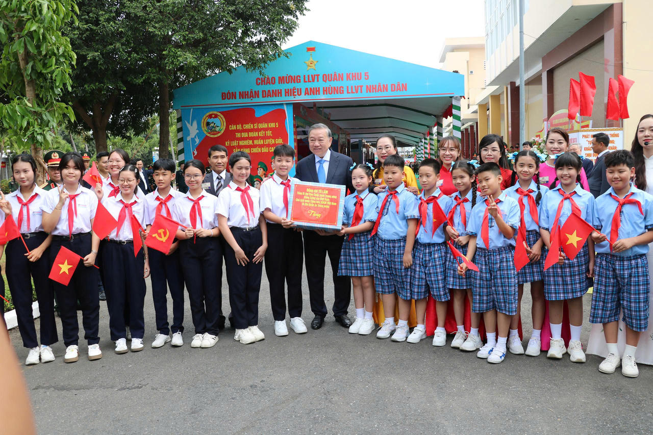 Tổng Bí thư, Chủ tịch nước Tô Lâm đã tặng quà, động viên giáo viên, học sinh Trường Tiểu học Lý Công Uẩn và Trường Trung học cơ sở Lý Thường Kiệt (TP Đà Nẵng) đang tham quan, học tập tại bảo tàng