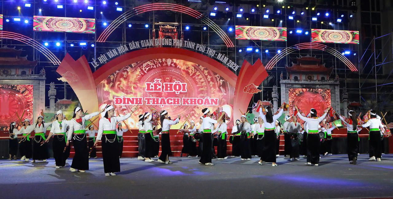 Sân khấu "Thanh âm nguồn cội" lung linh trong ánh sáng đêm hội.&nbsp;Ảnh: Ngọc Phúc