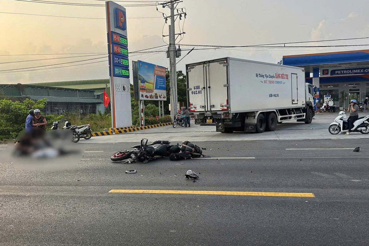 Xe máy va ô tô tải đang rẽ vào cây xăng, 1 người chết, 1 người phải cấp cứu