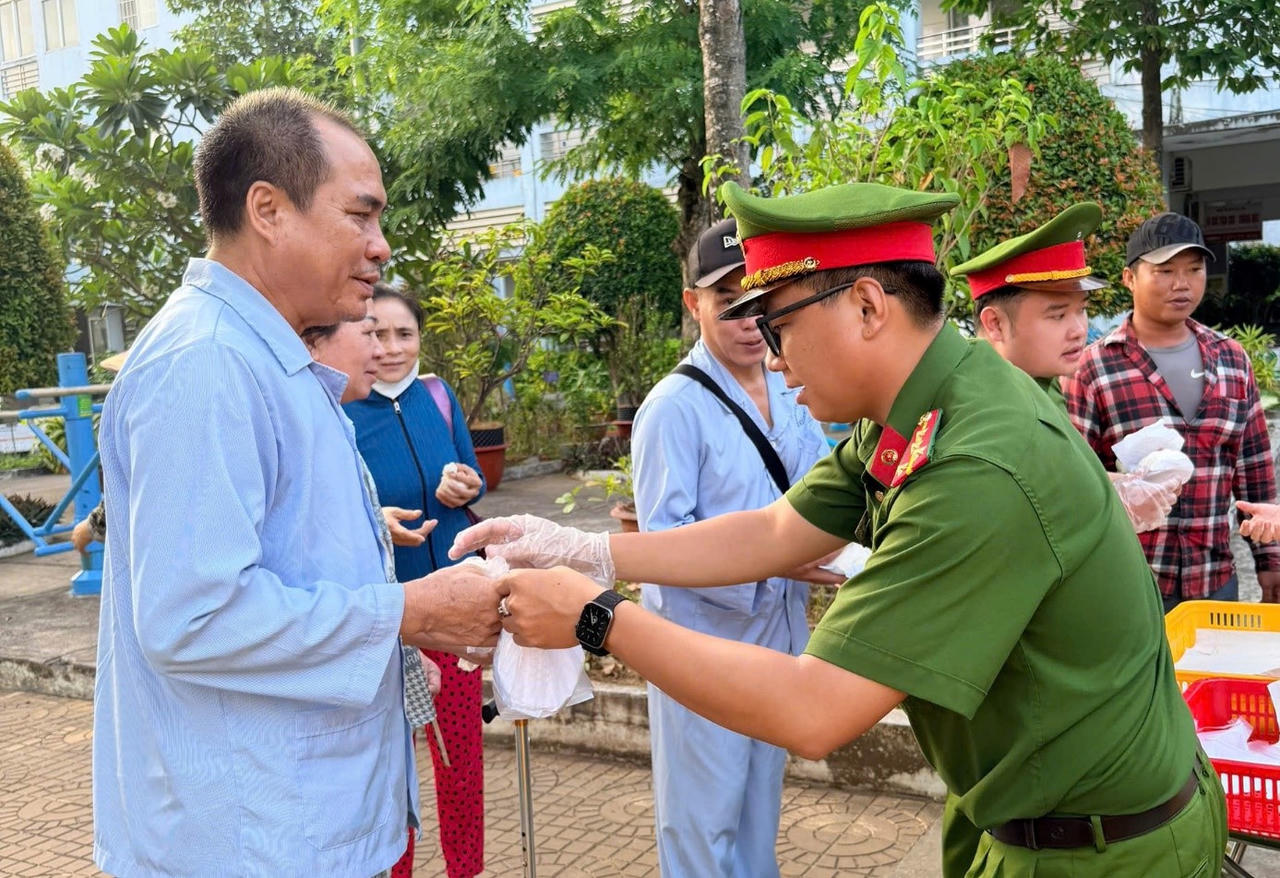 Đoàn viên thanh niên Công an tỉnh An Giang trao suất ăn tận tay cho người bệnh lớn tuổi tại Bệnh viện Y dược cổ truyền Kiên Giang vào sáng ngày 25/4.