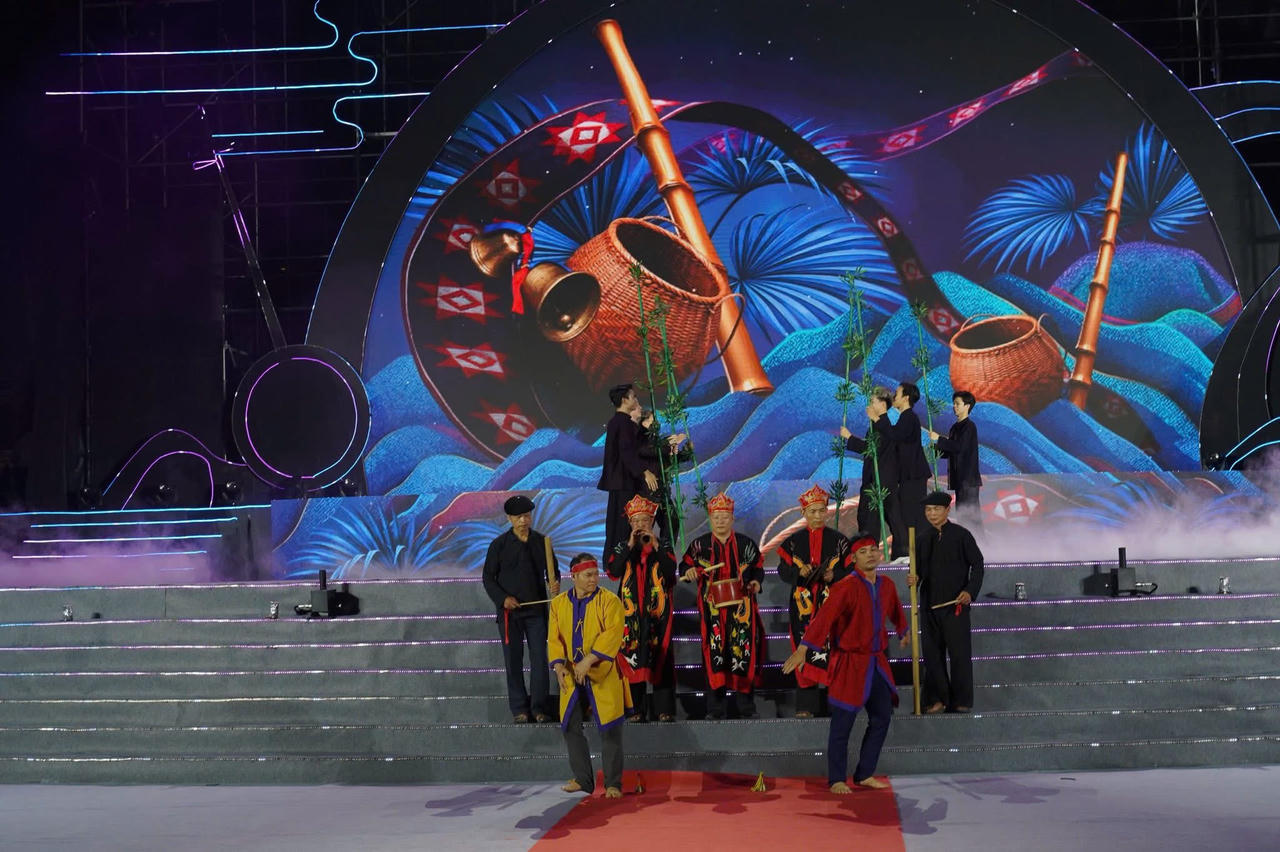 Trình diễn múa dân gian tại chương trình.(Ảnh: PV)