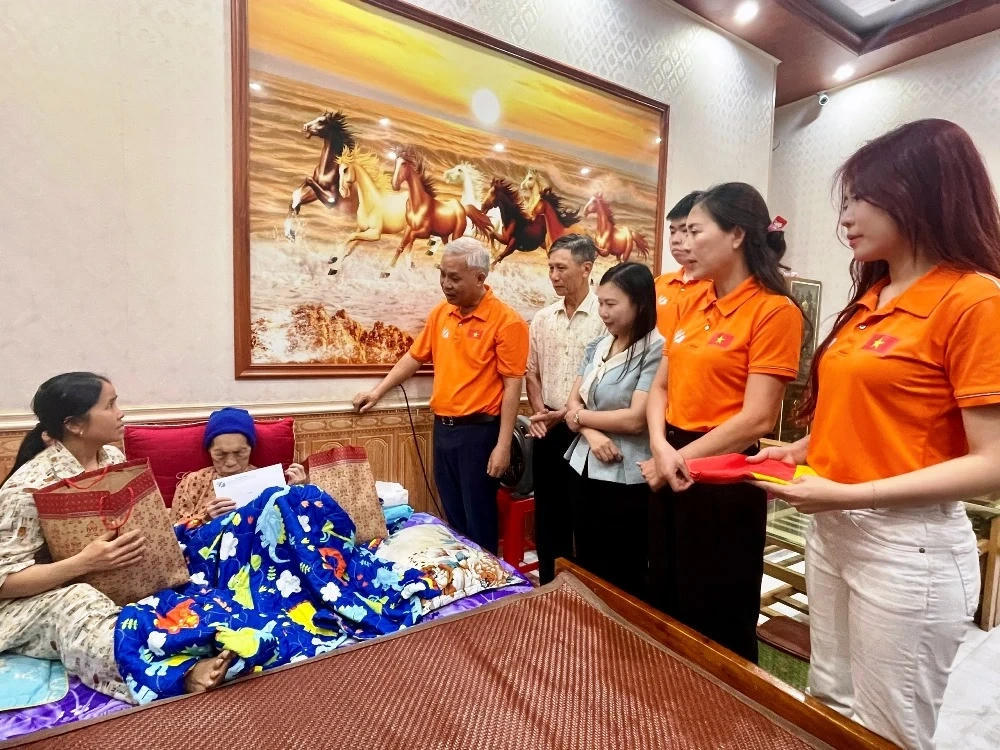 Đại diện Quỹ “Kết nối yêu thương - Lan tỏa nhân ái” thăm hỏi, tặng quà&nbsp;Mẹ Việt Nam Anh hùng Nguyễn Thị Nuôi (100 tuổi, trú tại phố Trung Mới).