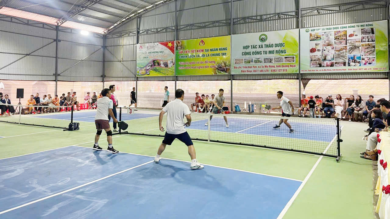 Các vận động viên tranh tài sôi nổi tại Giải Pickleball “Ươm mầm tương lai” do UBND xã Tu Mơ Rông tổ chức.