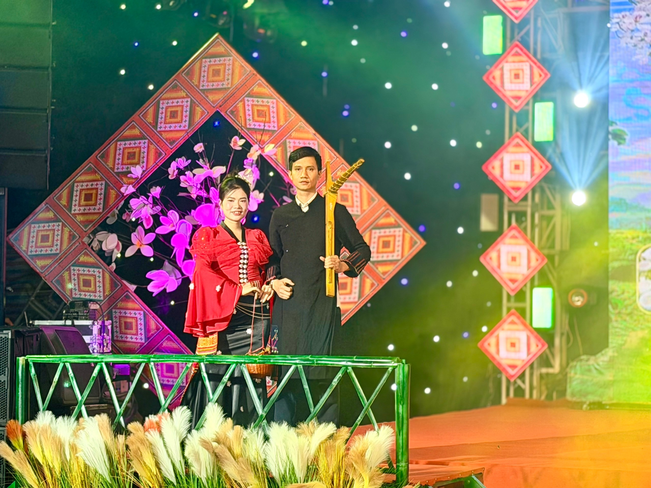 Phần thi trình diễn trang phục của bản Khổng Lào.