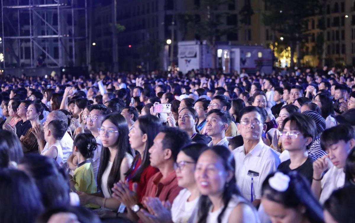 Rất đông du khách và người dân địa phương tham gia buổi lễ.