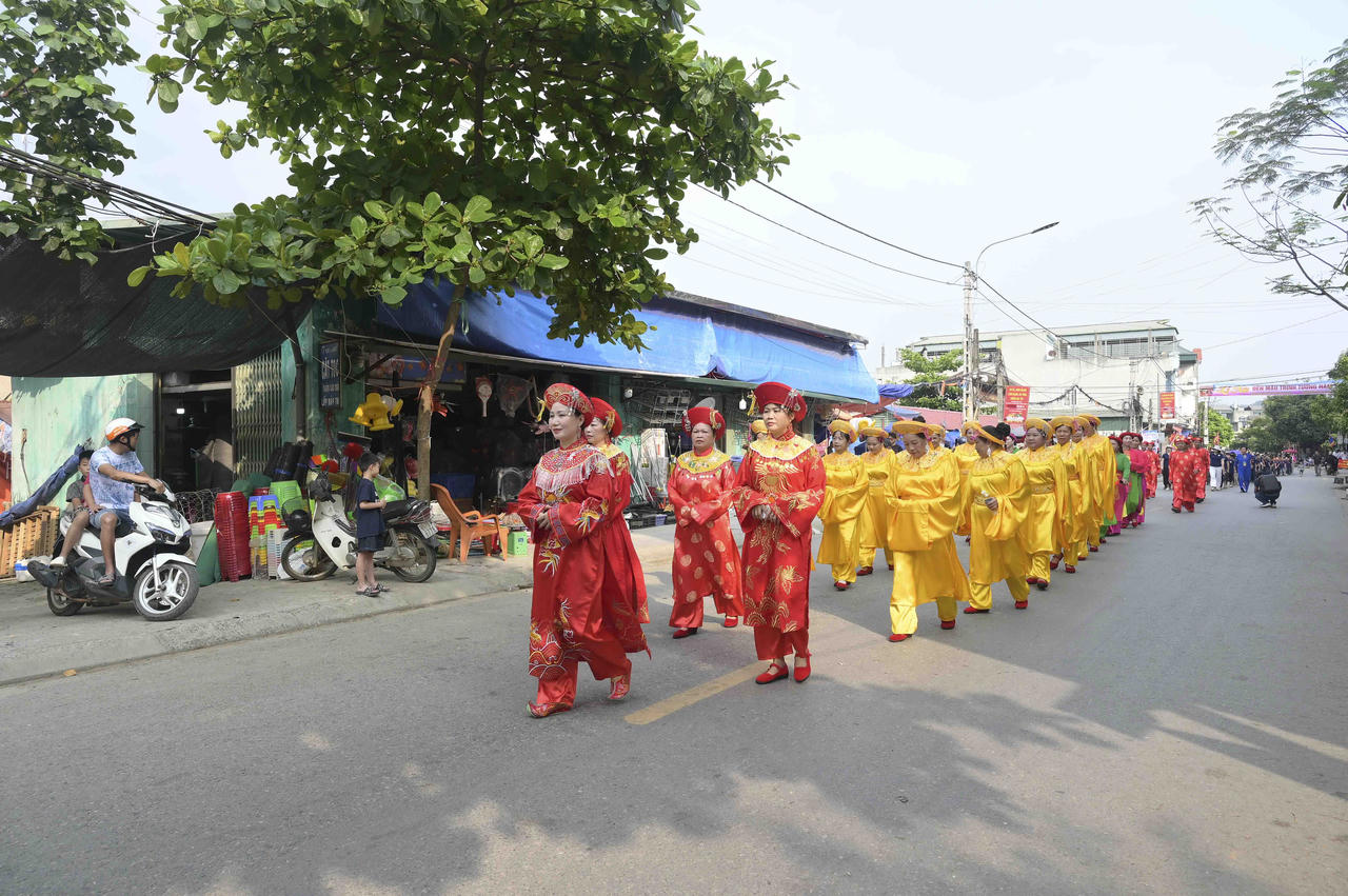 Đông đảo Nhân dân tham gia rước kiệu, rước lễ vào khu vực đền chính.