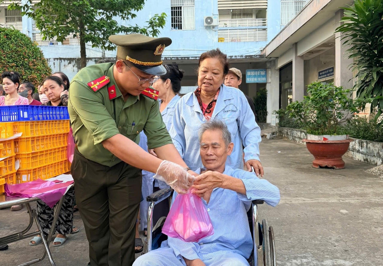 Lan tỏa yêu thương từ những suất ăn nghĩa tình cho bệnh nhân nghèo