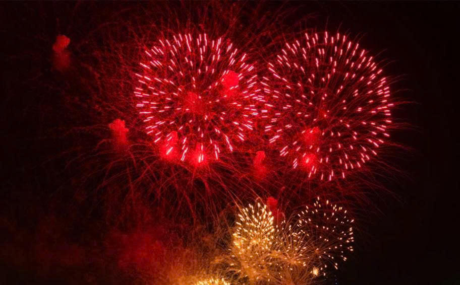 Màn bắn pháo hoa chào mừng Lễ hội Hoa Lư năm 2026.