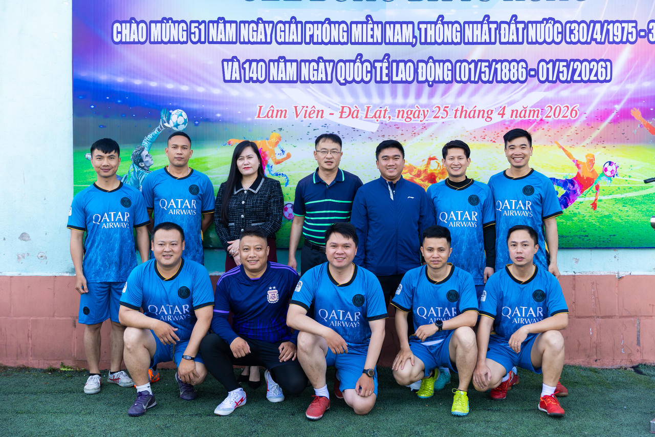 Lãnh đạo phường Lâm Viên - Đà Lạt chụp ảnh cùng đội bóng.