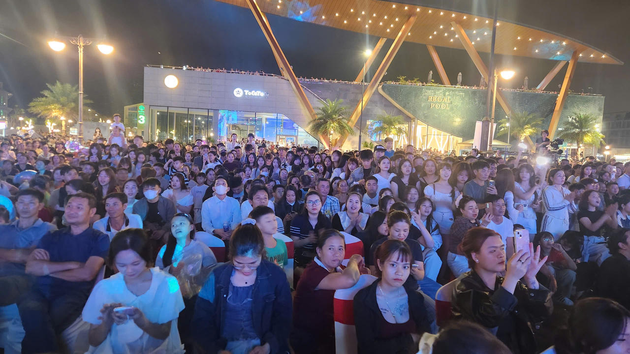 Không khí sôi động tại đêm nghệ thuật “Quảng Trị - Đến để yêu” thu hút đông đảo khán giả.