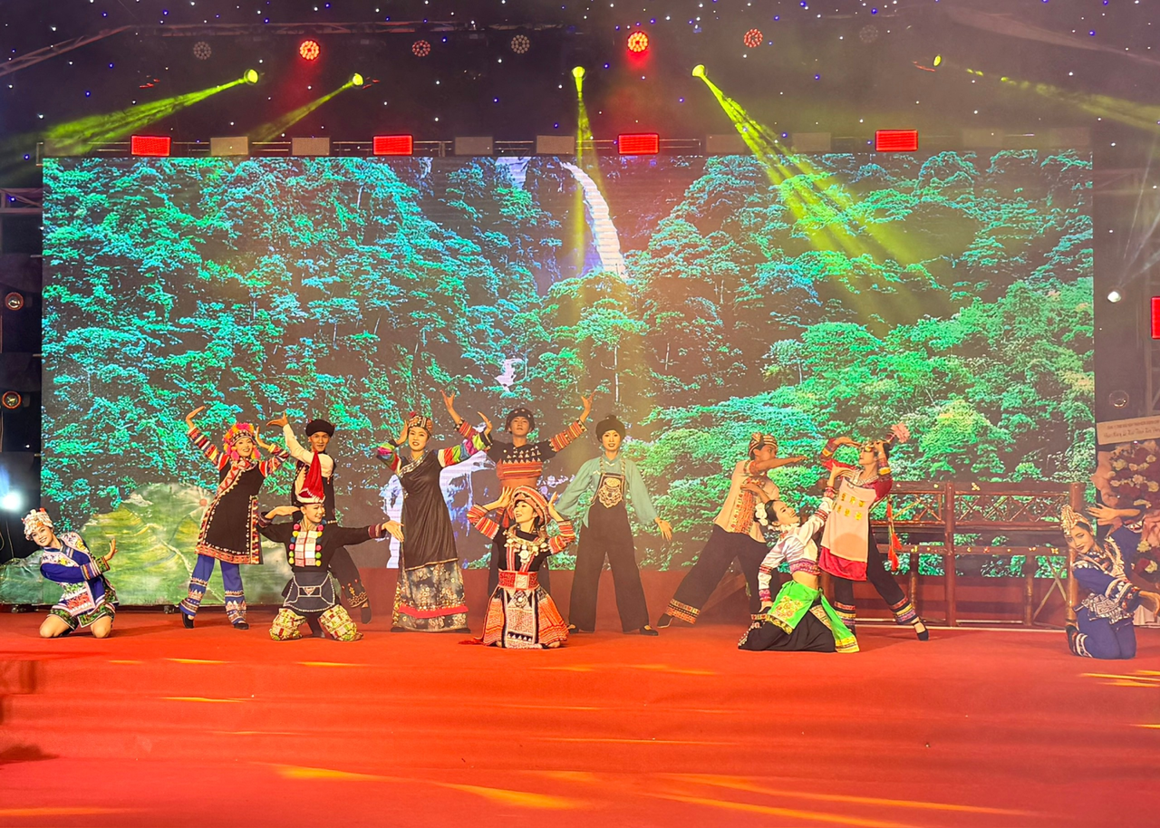 Tiết mục múa giao lưu của Đoàn nghệ thuật huyện Kim Bình, tỉnh Vân Nam (Trung Quốc).