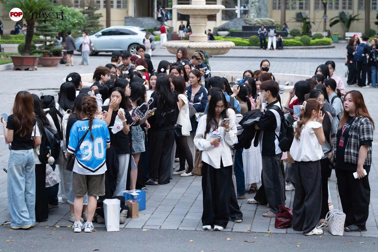 Khán giả xếp hàng từ sớm, háo hức chờ đợi trước giờ G của đêm Đại nhạc hội. (Ảnh: BTC)