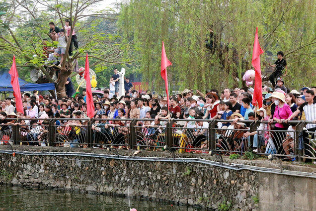 Đông đảo người dân xem và cổ vũ cho các đội thi. (Ảnh: BTC)