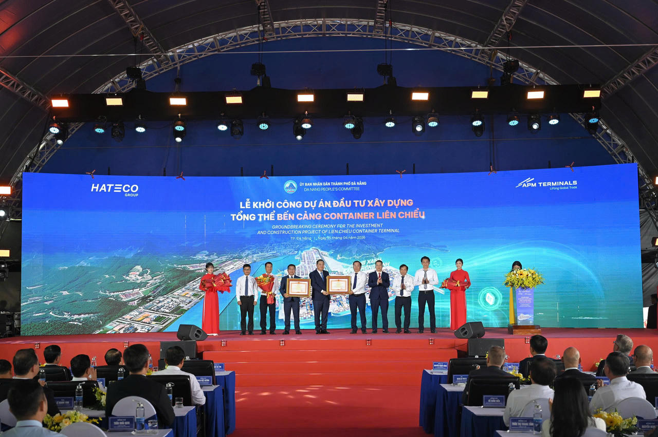 Tại buổi lễ, các cá nhân và tập thể có thành tích xuất sắc trong công tác nhận bằng khen của Thủ tướng Chính phủ.