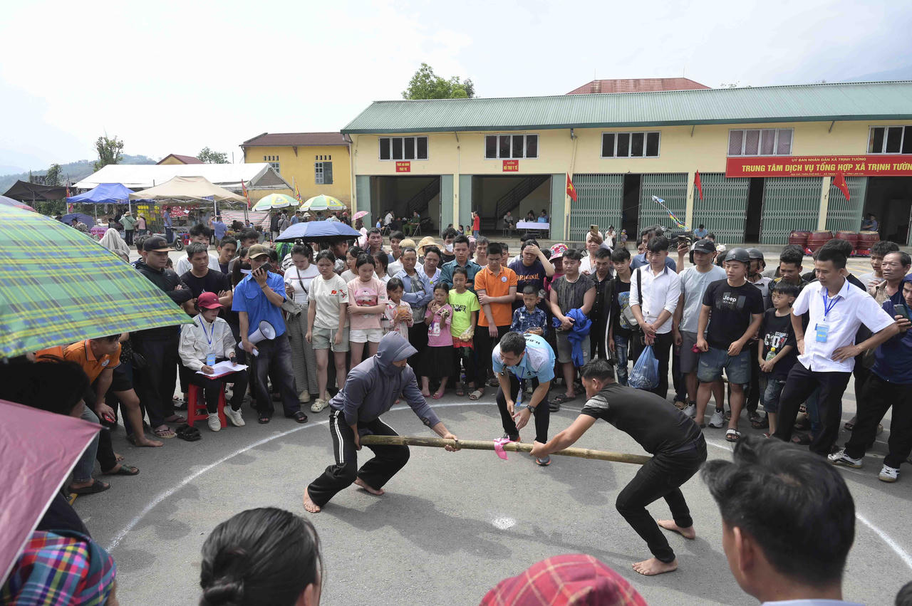 Nhân dân và du khách tham gia các trò chơi dân gian tại lễ hội.