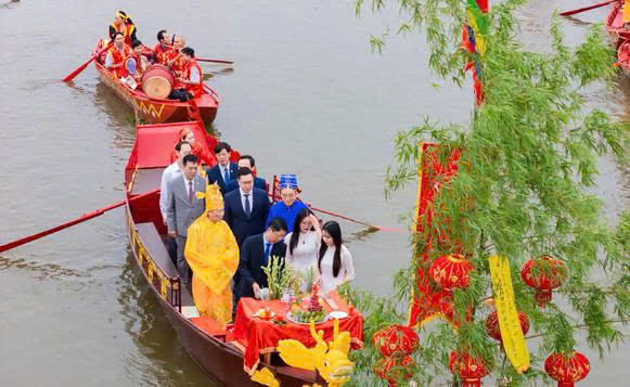 Các đồng chí lãnh đạo tỉnh và các đại biểu thực hiện nghi thức rước nước trên sông Hoàng Long.