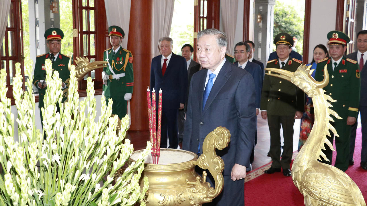 Tổng Bí thư, Chủ tịch nước Tô Lâm cùng đoàn đại biểu lãnh đạo Đảng, Nhà nước, Quân ủy Trung ương, Bộ Quốc phòng đã đến dâng hương tưởng niệm Chủ tịch Hồ Chí Minh và Đại tướng Võ Nguyên Giáp