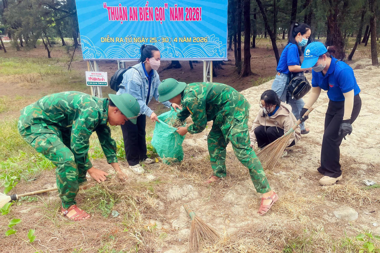 Đồn Biên phòng cửa khẩu cảng Thuận An và đoàn viên thanh niên dọn vệ sinh tuyến đường lên cầu vượt biển Thuận An.