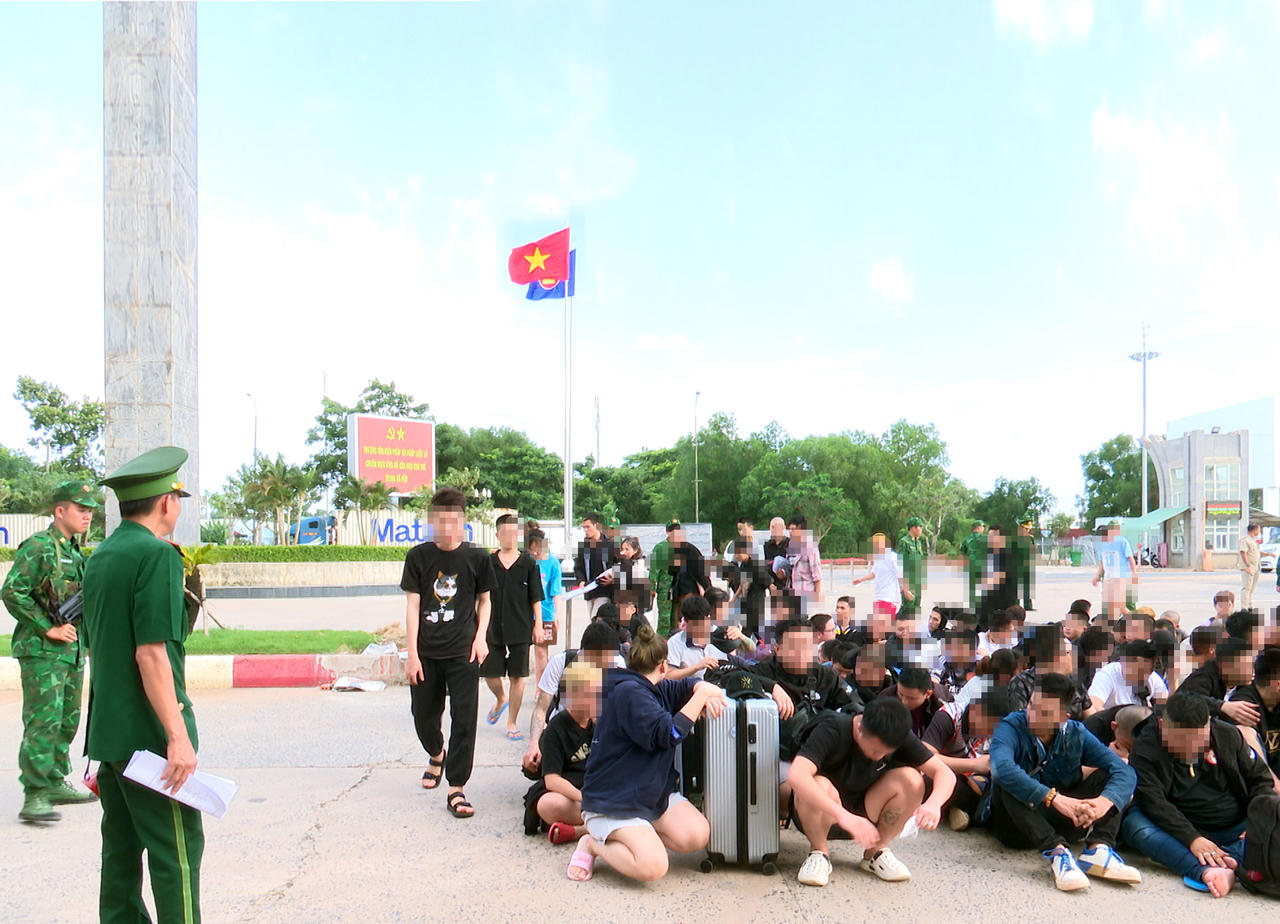 Các công dân Việt Nam được lực lượng chức năng Campuchia trao trả qua cửa khẩu quốc tế Mộc Bài, tỉnh Tây Ninh. Ảnh: Đình Quân