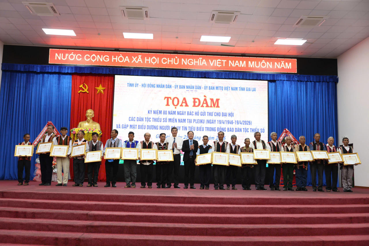 Lãnh đạo tỉnh Gia Lai trao bằng khen cho người có uy tín tiêu biểu trong đồng bào dân tộc thiểu số. (Ảnh: Hà Chính)