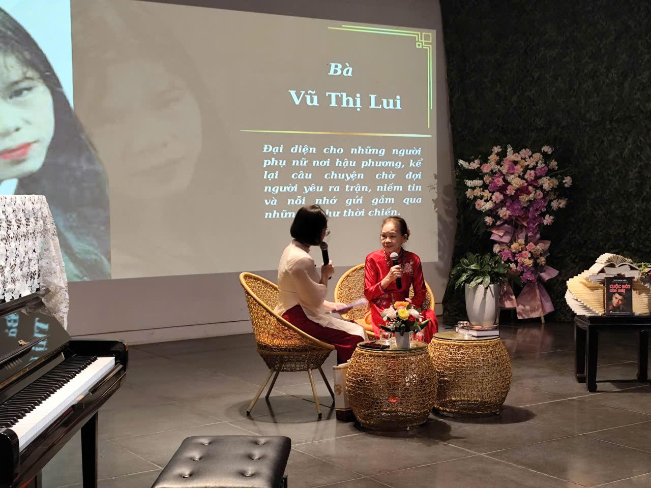 Bà Vũ Thị Lui chia sẻ tại tọa đàm.
