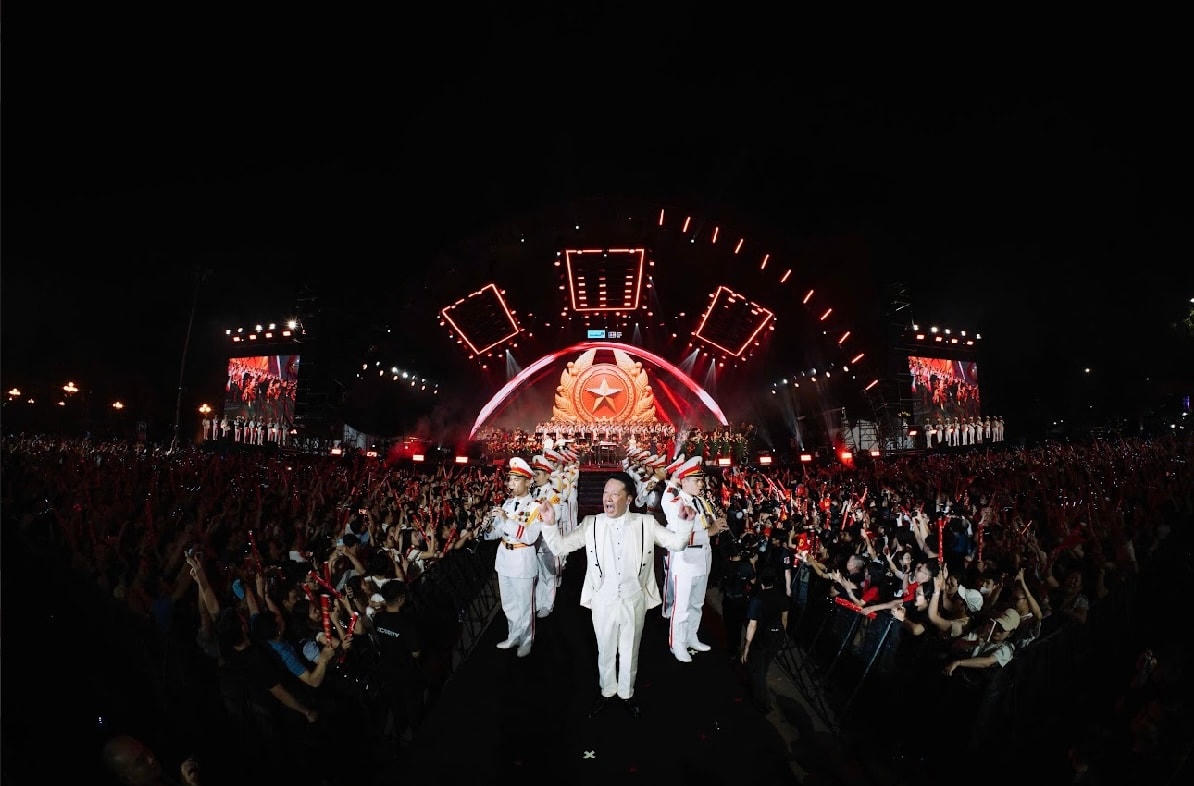 Nhạc trưởng Trần Phi Phi bước khỏi sân khấu, đến gần khán giả hơn. Ảnh: BTC