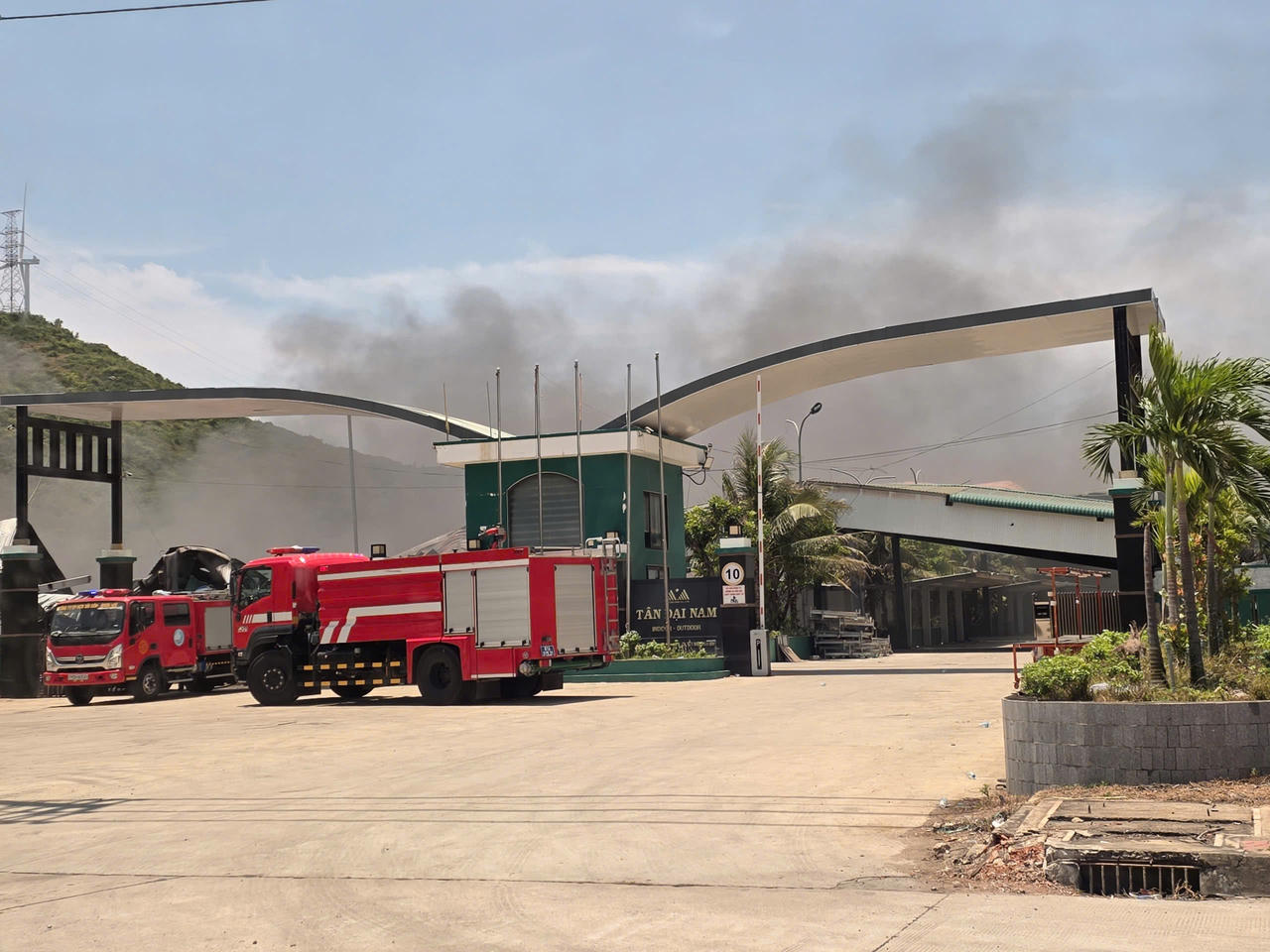 Lực lượng chức năng tham gia bảo vệ hiện trường và hỗ trợ chữa cháy tại Công ty Tân Đại Nam.