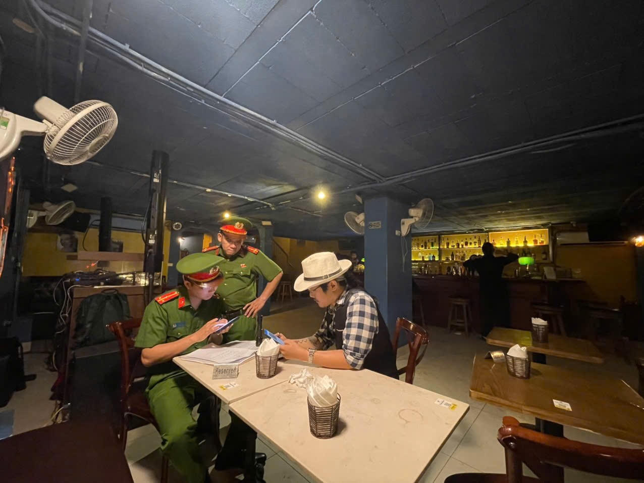 Công an phường Tây Hồ lập biên bản trường hợp vi phạm trong quá trình kiểm tra.