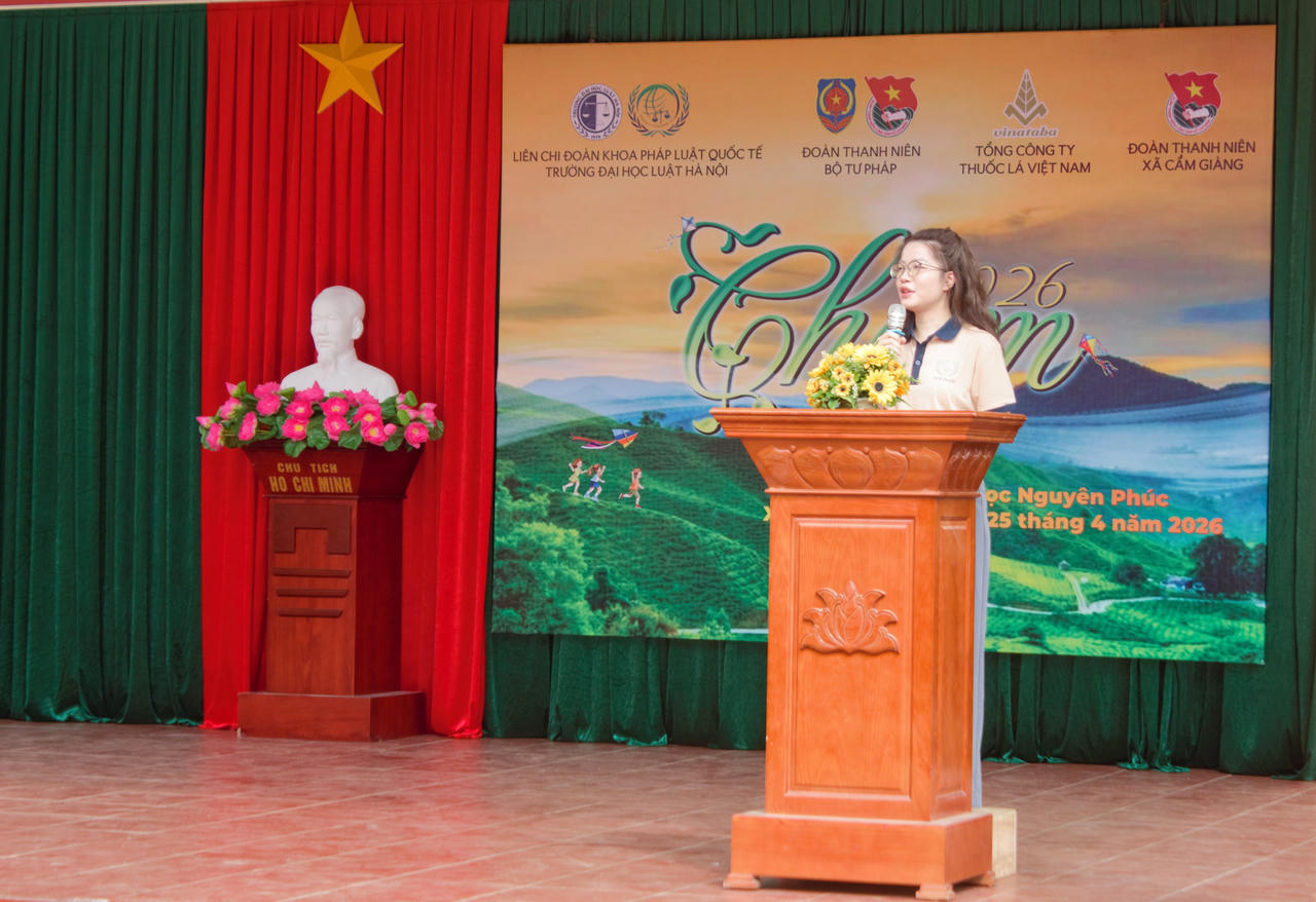 Bà Lương Thị Hà Thanh - Phó Bí thư Liên chi Đoàn khoa Pháp luật Quốc tế, trường Đại học Luật Hà Nội phát biểu tại chương trình.
