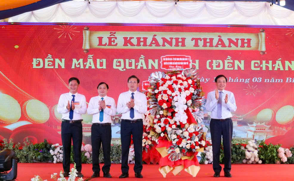 Ông Trần Văn Sơn, nguyên Ủy viên Trung ương Đảng, nguyên Bộ trưởng, Chủ nhiệm Văn phòng Chính phủ tặng lẵng hoa chúc mừng Đảng ủy, HĐND, UBND xã Hải Anh.