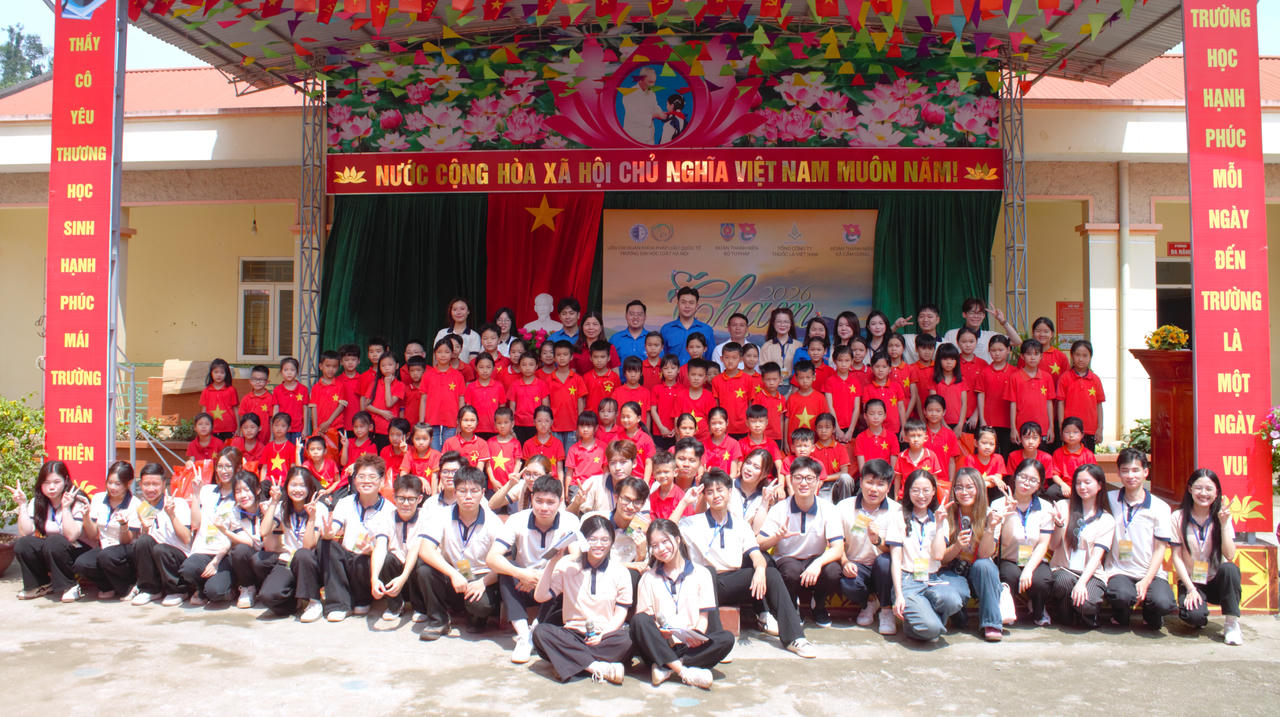 Ban tổ chức chương trình và các em học sinh chụp ảnh kỷ niệm.