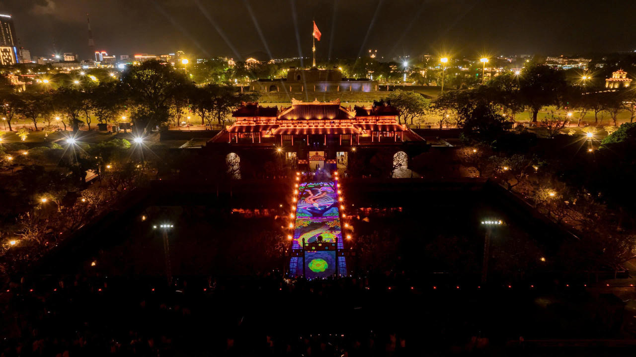 Trình diễn ánh sáng và 3D Mapping tạo cho không gian Hoàng cung về đêm càng thêm lung linh, huyền bí.