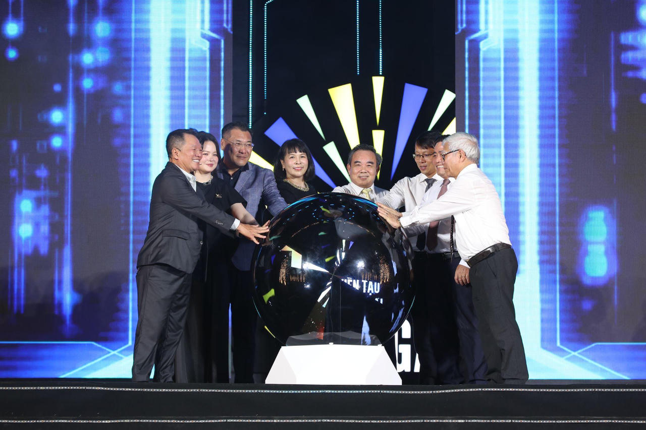 Khoảnh khắc thực hiện nghi thức “Kích hoạt tương lai”, đánh dấu bước chuyển sang giai đoạn phát triển mới của KDI Group.