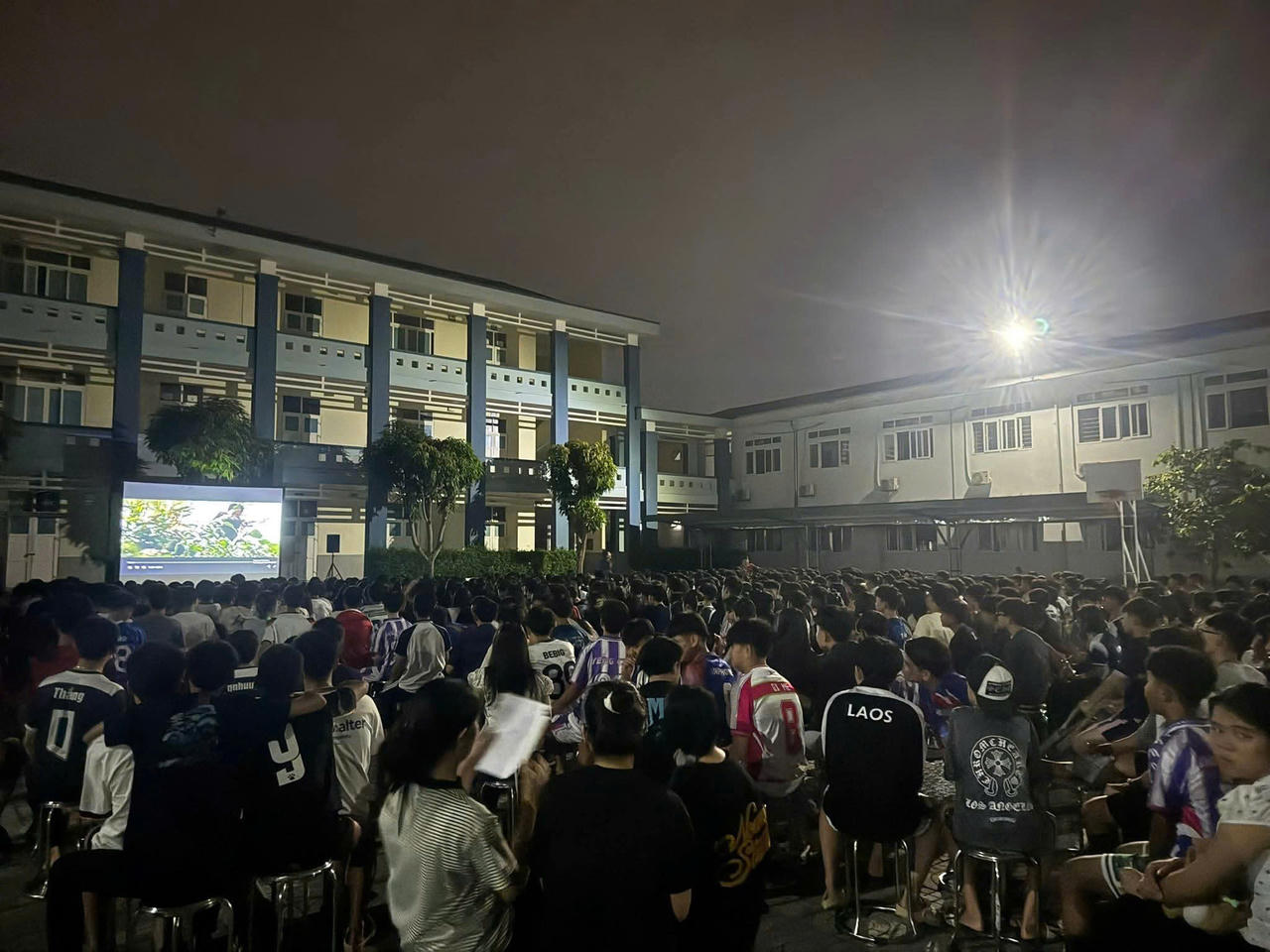Gần 900 học sinh Trường PT DTNT THPT nội trú số 2 chăm chú xem phim “Địa đạo - Mặt trời trong bóng tối”.&nbsp;