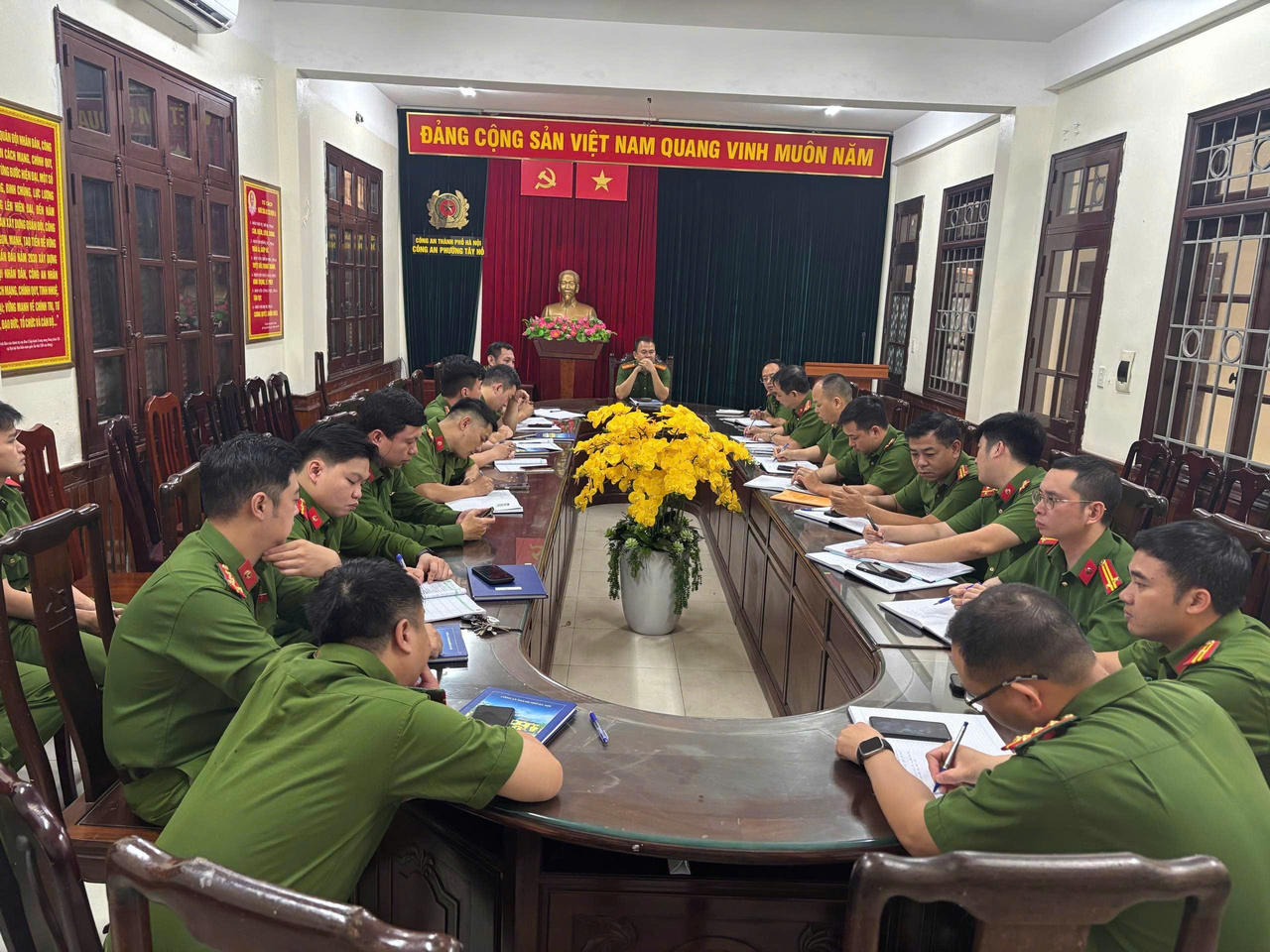 Lãnh đạo và cán bộ Công an phường Tây Hồ triển khai kế hoạch tăng cường kiểm tra các cơ sở kinh doanh có điều kiện về an ninh trật tự.