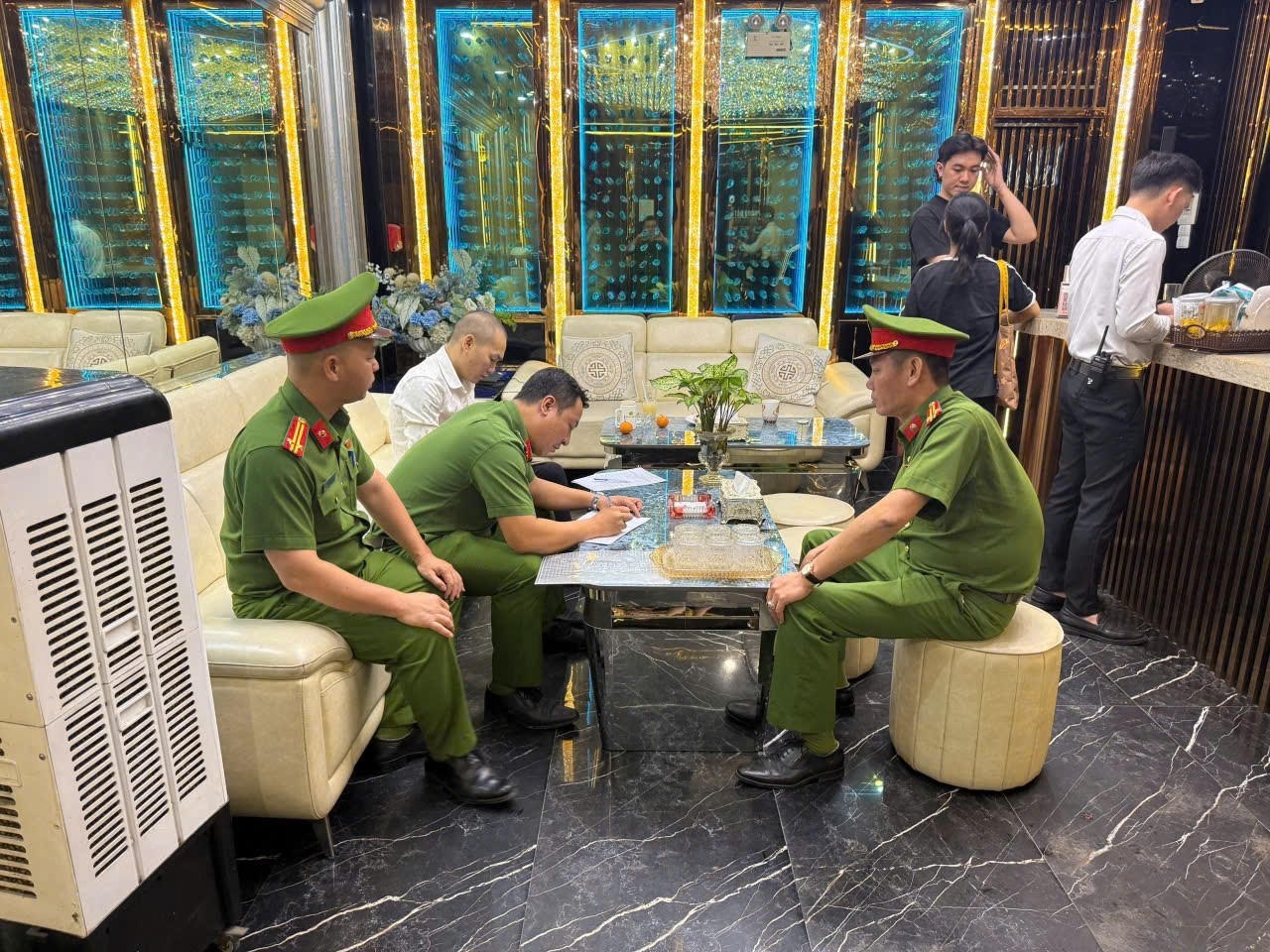 Lực lượng chức năng tiến hành kiểm tra và yêu cầu Chủ cơ sở kinh doanh karaoke ký cam kết:&nbsp;“Không kinh doanh, tàng trữ, sử dụng trái phép bóng cười, shisha và các chất kích thích bị cấm".