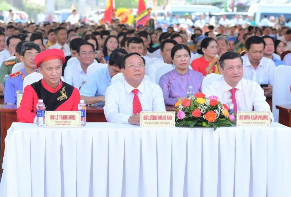 Đại biểu tham dự Lễ dâng hương Quốc Tổ Hùng Vương tại xã Tân Hiệp