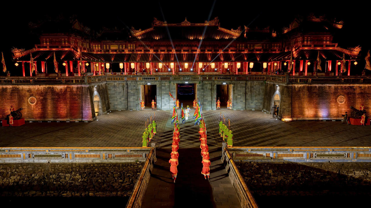 Tái hiện lễ đổi gác mở cửa Hoàng cung.