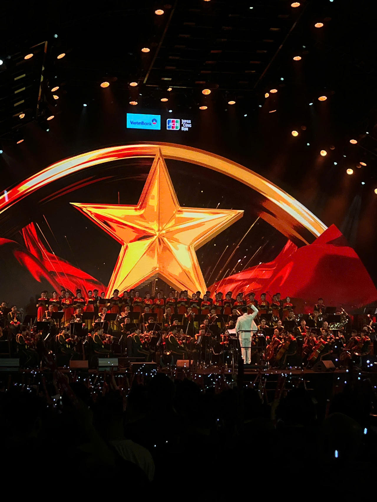 Light stick đã biến đổi kỳ ảo thành ánh sáng lung linh như sao trời trong đêm diễn. Ảnh: H.M