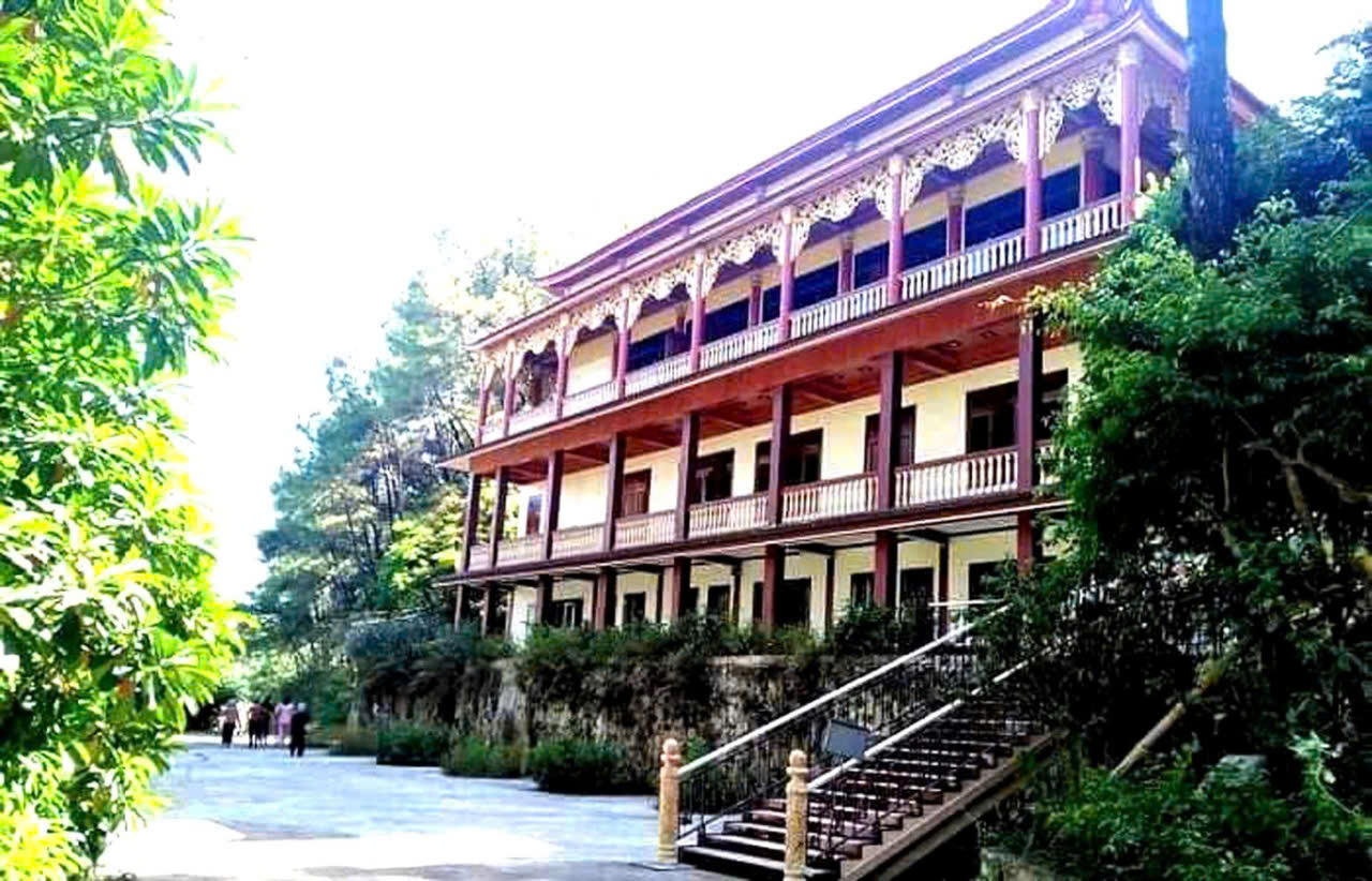 Chùa Hang được phục dựng khang trang, trở thành điểm tâm linh của người dân địa phương và du khách gần xa