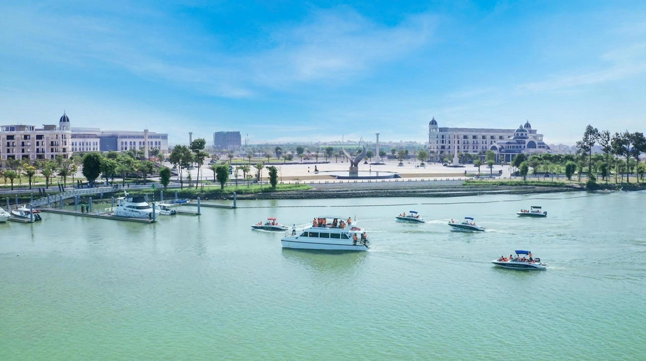 Bến du thuyền ở khu đô thị ở phường Long Hưng.