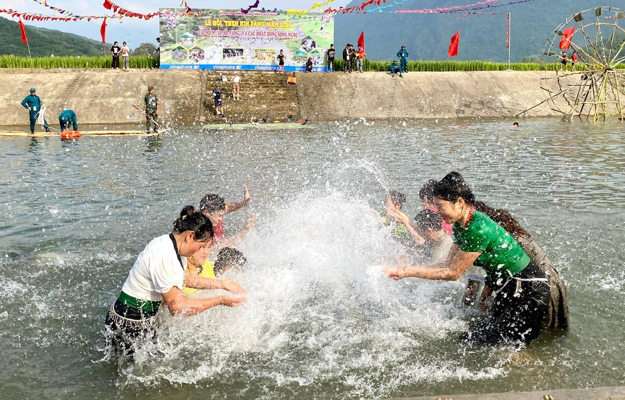 Người dân và du khách tham ra trải nghiệm té nước tại lễ hội.
