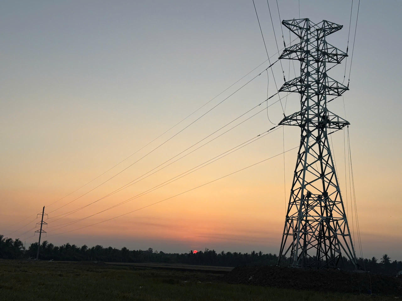 Công trình đường dây mạch 2 từ TBA 220kV Trà Vinh 2 - TBA 110kV Cầu Kè giai đoạn 1 đã đóng hoàn tất lúc chiều muộn 25/4.