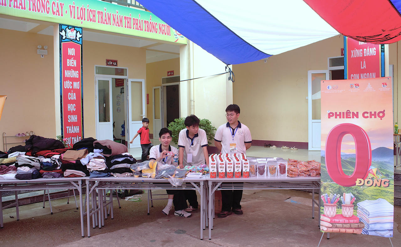 Phiên chợ 0 đồng trao tặng quần áo, đồ ăn, đồ dùng học tập và các vật dụng thiết yếu cho bà con nhân dân trên địa bàn.