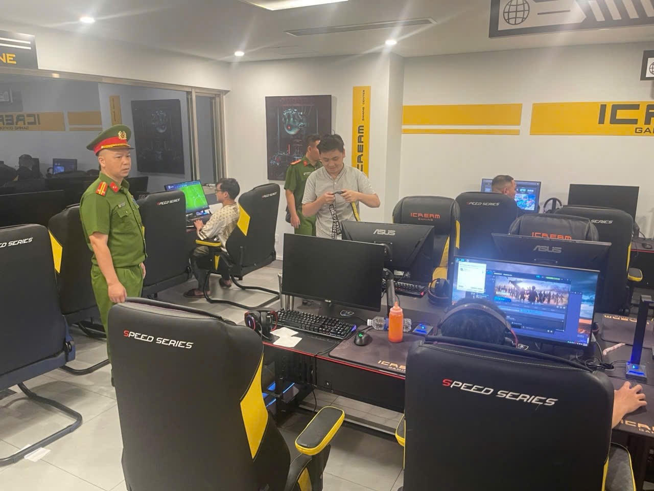 Lực lượng Công an phường Tây Hồ kiểm tra thực tế tại các cơ sở kinh doanh dịch vụ giải trí trên địa bàn.