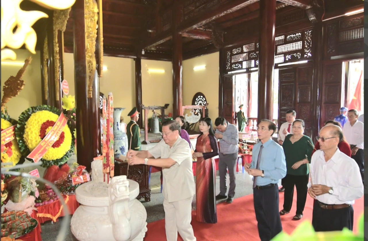 Lãnh đạo, nguyên lãnh đạo tỉnh An Giang dâng hương tại Đền thờ Quốc Tổ Hùng Vương