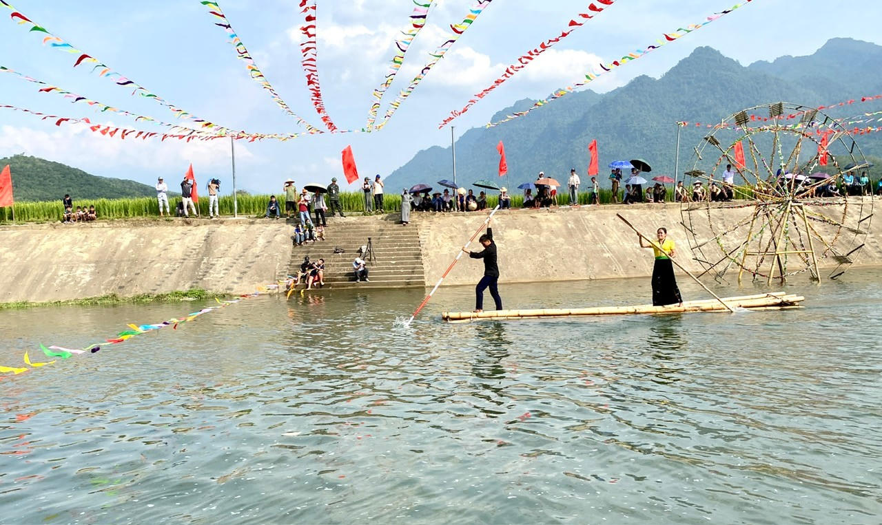 Các đội thi&nbsp;chèo bè tre.