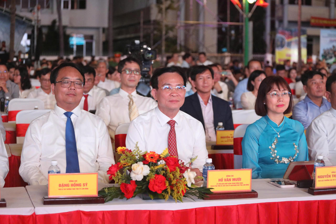 Lãnh đạo tỉnh Lâm Đồng và Lãnh đạo Cục du lịch quốc gia tham dự sự kiện.