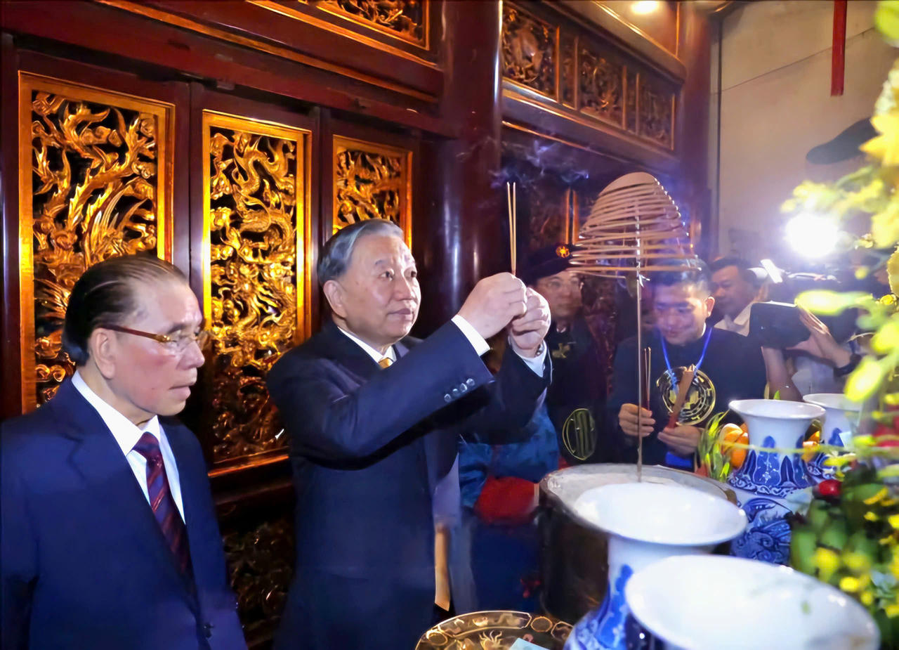 Tổng Bí thư, Chủ tịch nước Tô Lâm dâng hương tri ân các Vua Hùng tại Phú Thọ